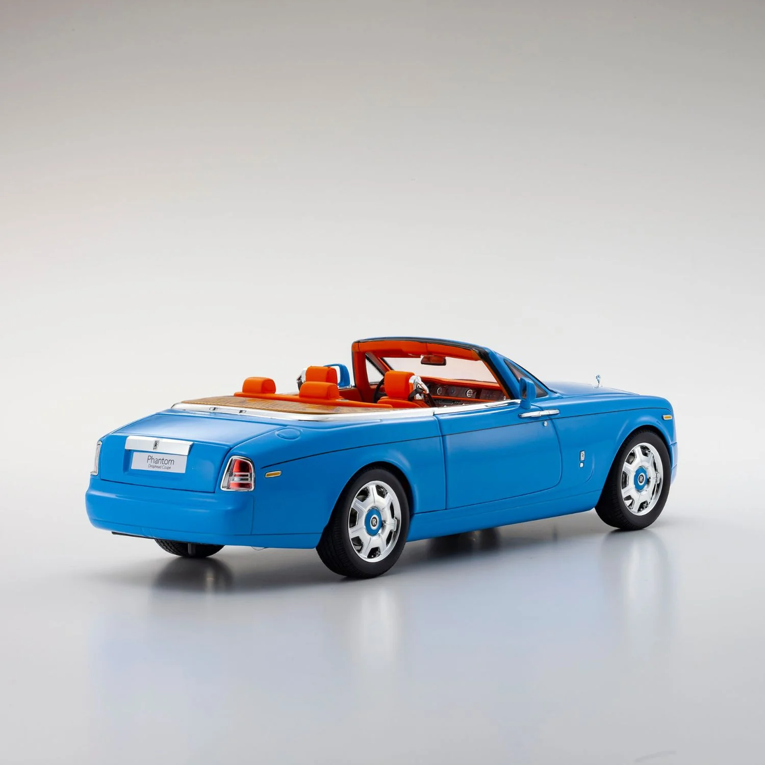 Rolls-Royce Phantom Drophead Coupe - Light Blue - 1:18 Scale Diecast Model Car - Image 4