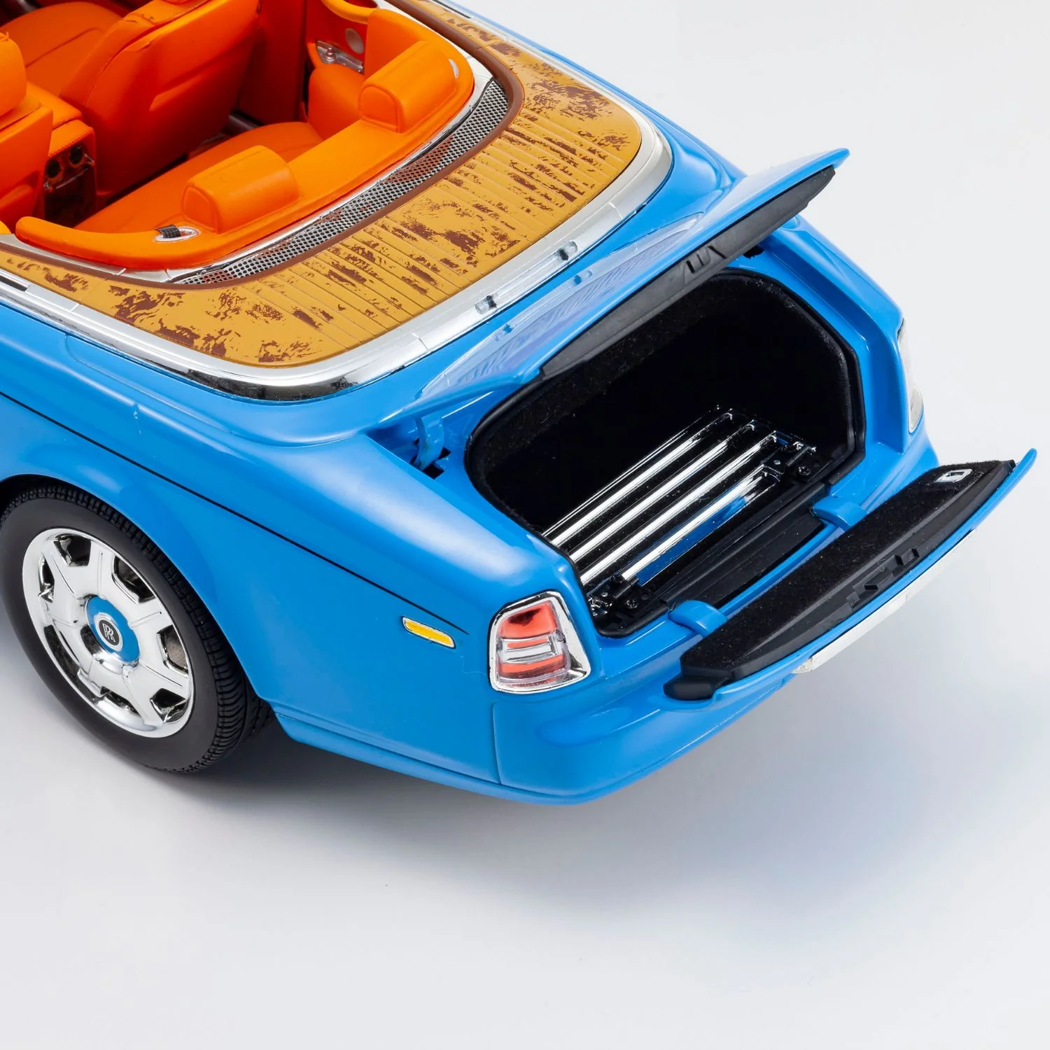 Rolls-Royce Phantom Drophead Coupe - Light Blue - 1:18 Scale Diecast Model Car - Image 7